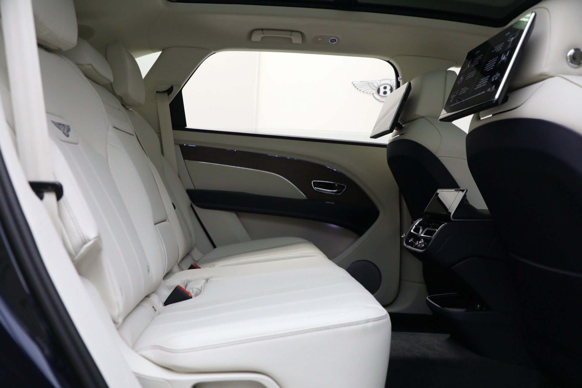 Used 2024 Bentley Bentayga Extended Wheelbase AWD/4WD image 26