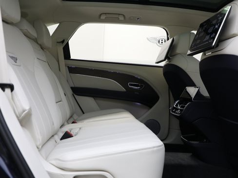 Used 2024 Bentley Bentayga Extended Wheelbase AWD/4WD image 26