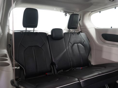 Used 2024 Chrysler Pacifica Limited image 13