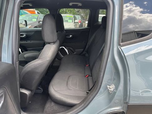 Used 2018 Jeep Renegade Latitude FWD image 15