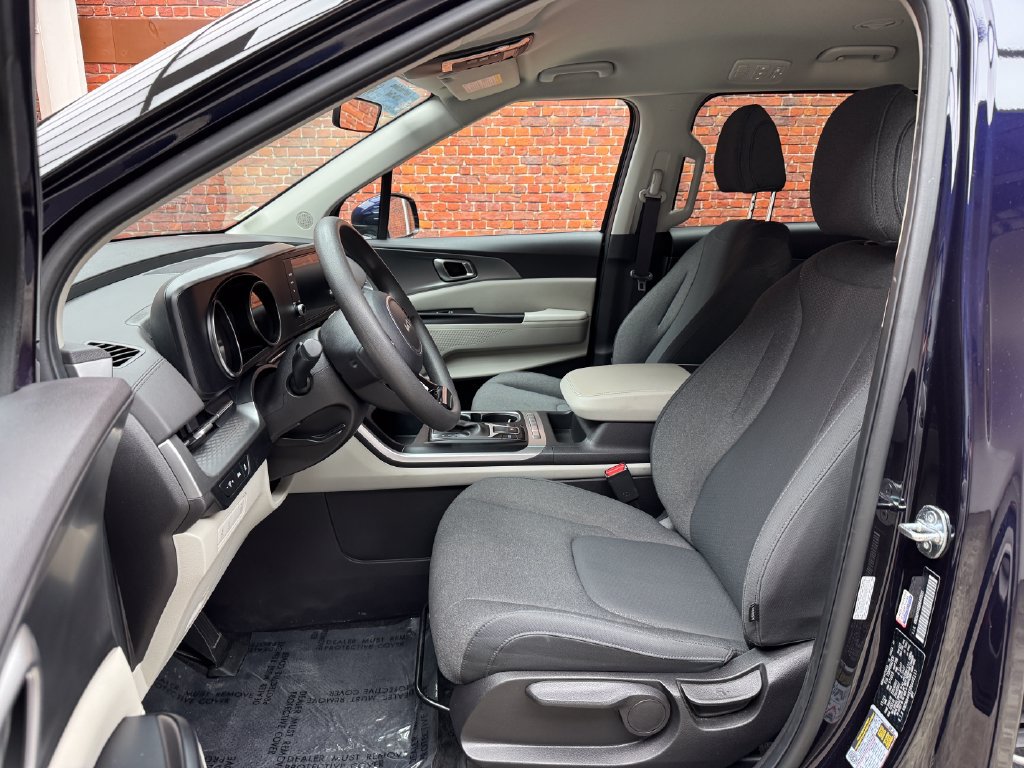 Used 2024 Kia Carnival LX FWD image 23