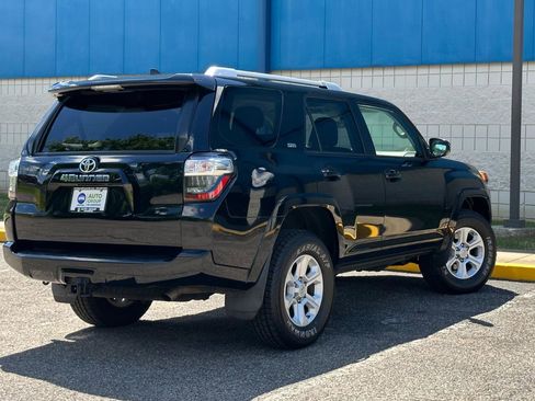 Used 2017 Toyota 4Runner SR5 AWD/4WD image 5