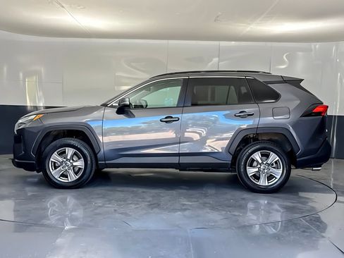 Used 2022 Toyota RAV4 XLE AWD/4WD image 6