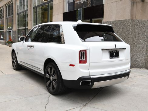 Used 2023 Rolls-Royce Cullinan w/ Cullinan Package image 4