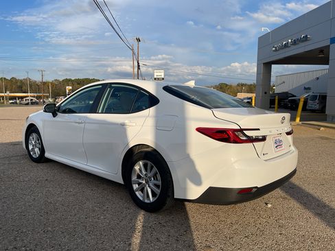 Used 2025 Toyota Camry LE image 5