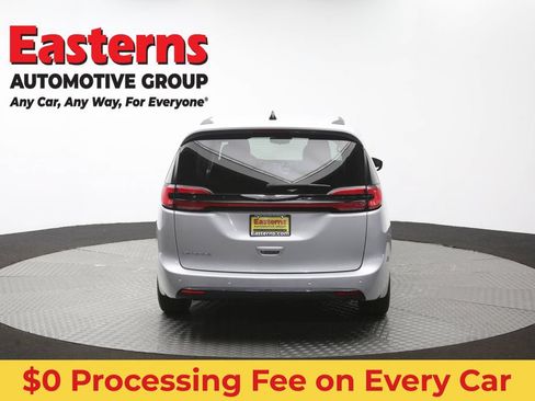 Used 2024 Chrysler Pacifica Touring-L FWD image 38