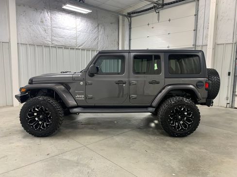 Used 2019 Jeep Wrangler Unlimited Sahara w/ Cold Weather Group AWD/4WD image 21