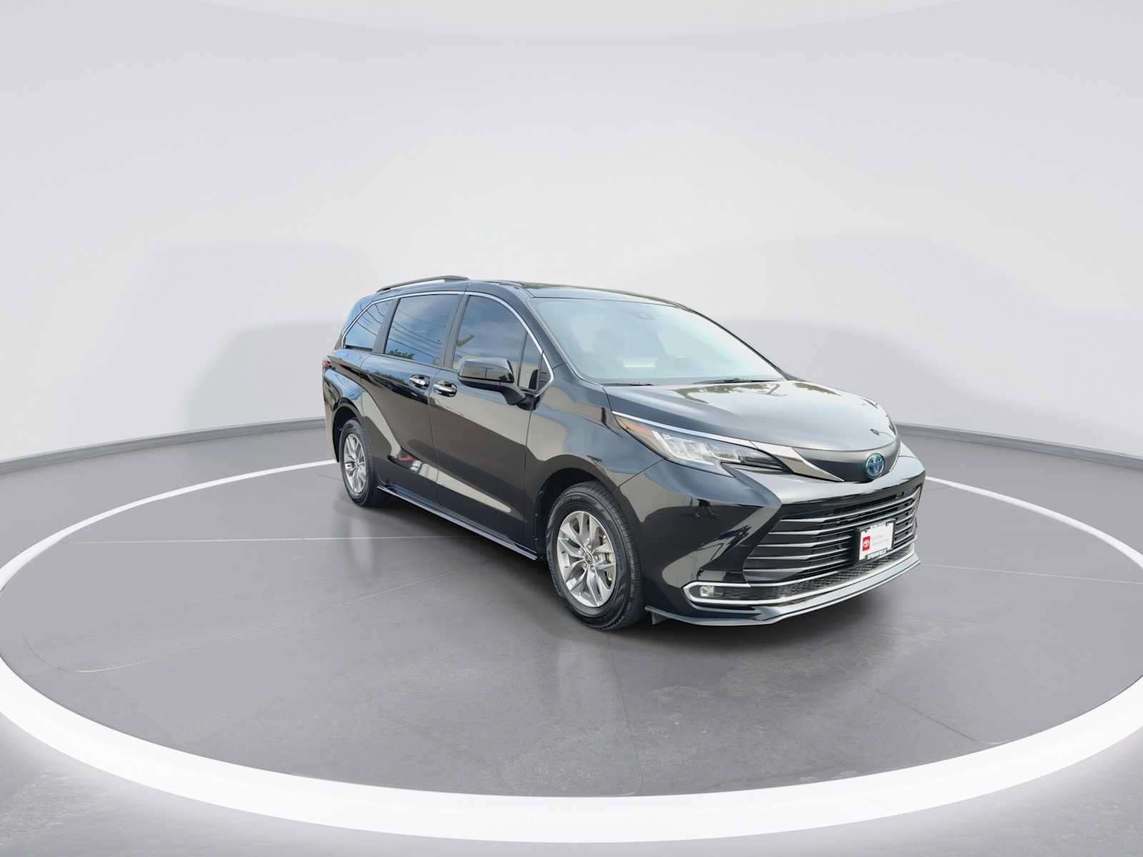 Certified 2022 Toyota Sienna XLE w/ XLE Plus Package FWD image 2