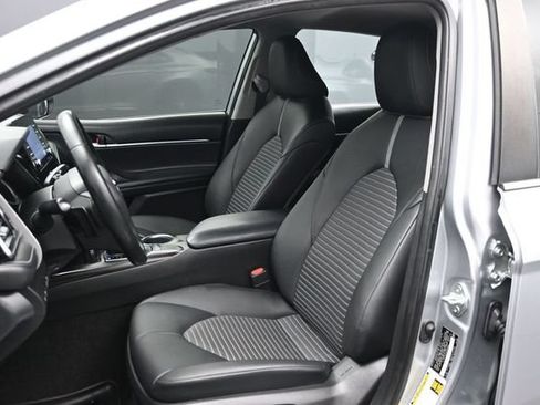 Used 2022 Toyota Camry SE FWD image 5