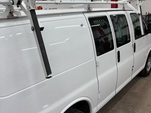 Used 2015 Chevrolet Express 2500 image 4