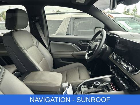 Used 2025 Chevrolet Colorado ZR2 w/ Technology Package AWD/4WD image 2