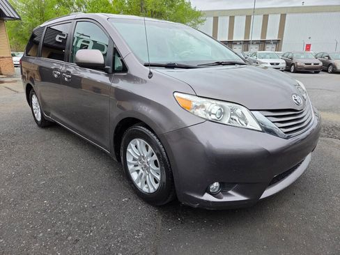 Used 2014 Toyota Sienna XLE w/ Entertainment Package FWD image 3
