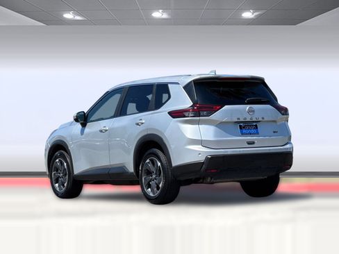 Used 2024 Nissan Rogue SV FWD image 3