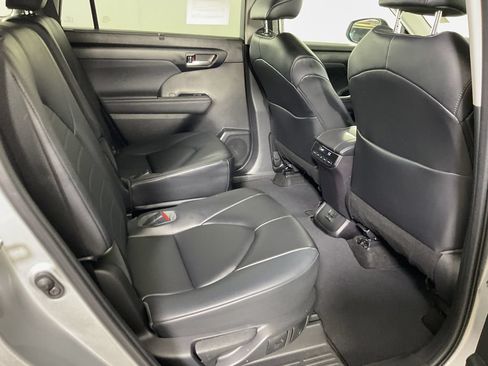 Used 2023 Toyota Highlander XLE AWD/4WD image 26