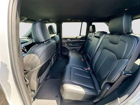New 2026 Jeep Grand Cherokee Limited RWD image 17
