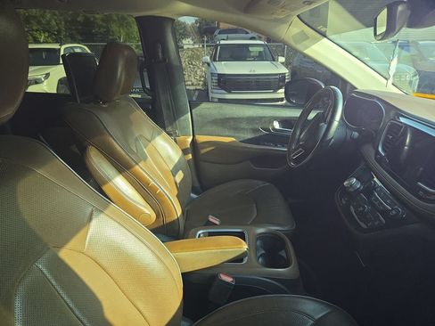 Used 2017 Chrysler Pacifica Limited w/ UConnect Theater Package FWD image 9
