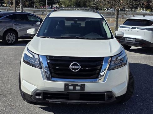 Used 2024 Nissan Pathfinder SV image 3