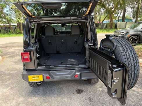Used 2025 Jeep Wrangler Unlimited Sahara AWD/4WD image 30