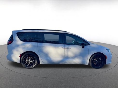 Used 2025 Chrysler Pacifica Limited image 15