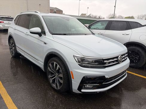Used 2018 Volkswagen Tiguan SEL Premium w/ R-Line Package image 3