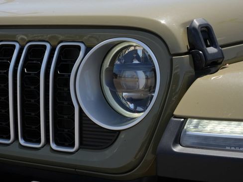 Used 2026 Jeep Wrangler Unlimited Sahara AWD/4WD image 25