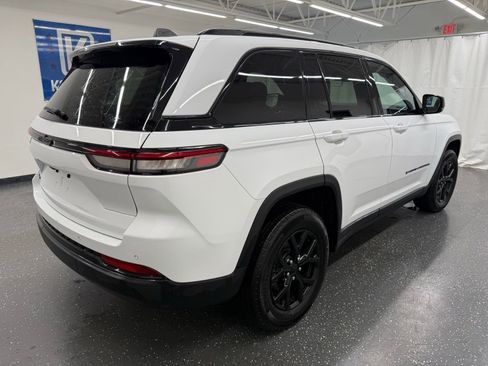 Used 2025 Jeep Grand Cherokee Altitude AWD/4WD image 2