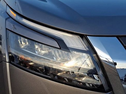 Used 2025 Nissan Pathfinder SL image 9