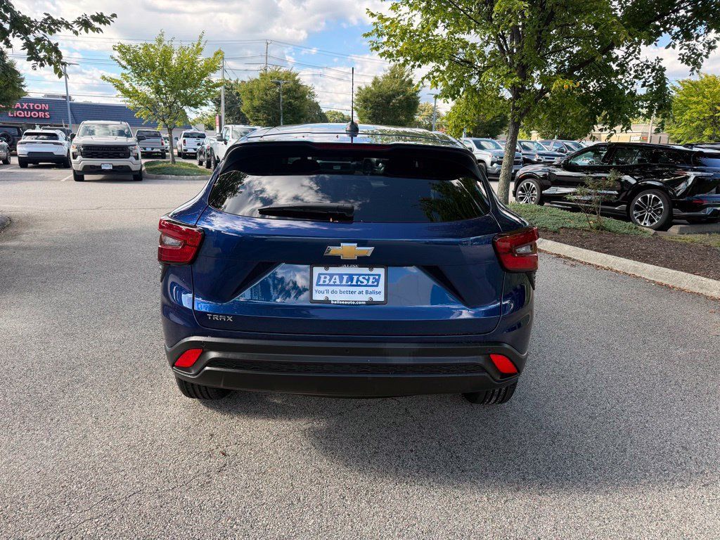 Used 2024 Chevrolet Trax LS w/ LS Convenience Package FWD image 4