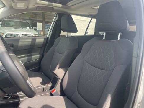 Used 2025 Toyota Corolla Cross LE w/ Moonroof Package image 16