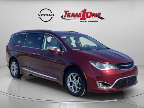 Used 2017 Chrysler Pacifica Limited w/ UConnect Theater Package image 1