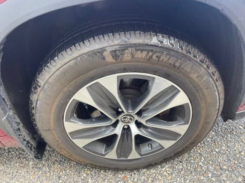 Used 2021 Toyota Highlander XLE AWD/4WD image 7