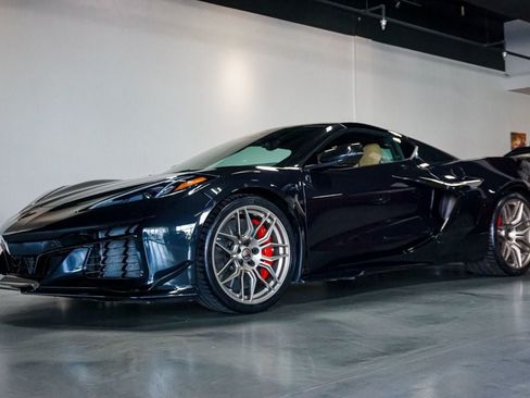 Used 2024 Chevrolet Corvette Z06 w/ Z07 Performance Package RWD image 3