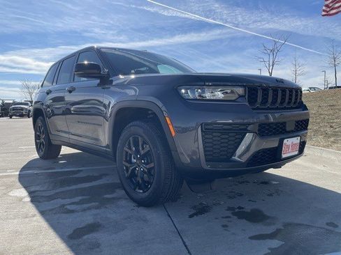 New 2026 Jeep Grand Cherokee Altitude image 8