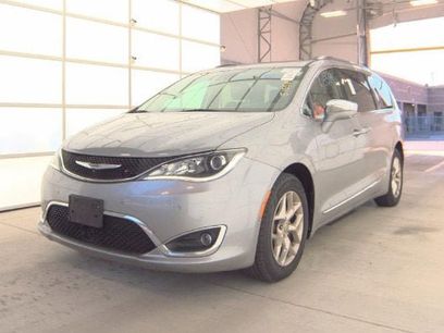 Used 2017 Chrysler Pacifica Limited w/ Advanced Safetytec Group