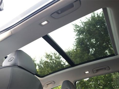 New 2025 Volkswagen Tiguan SE image 10