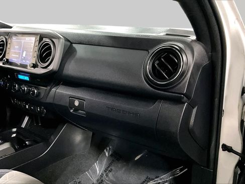 Used 2022 Toyota Tacoma TRD Off-Road w/ Technology Package AWD/4WD image 19