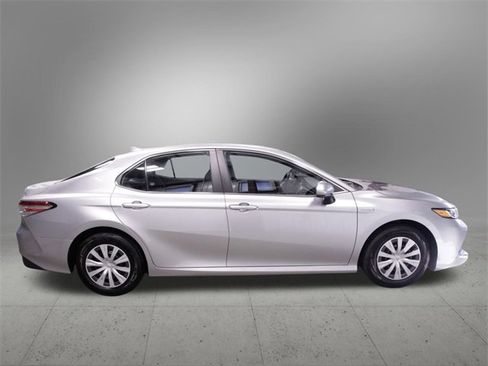 Used 2020 Toyota Camry LE image 8