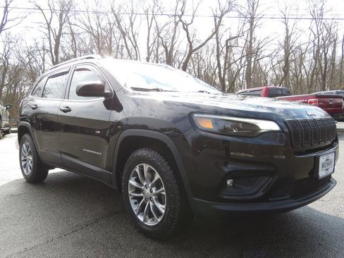 Used 2019 Jeep Cherokee Latitude Plus w/ Cold Weather Group image 3