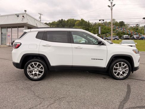 Used 2024 Jeep Compass Latitude w/ Sun and Sound Group AWD/4WD image 8