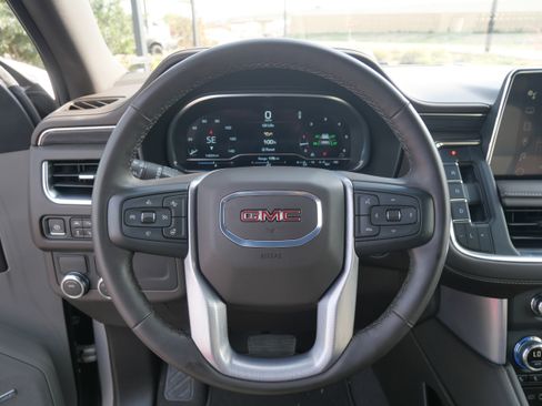 Used 2024 GMC Yukon XL SLT w/ SLT Luxury Package image 12