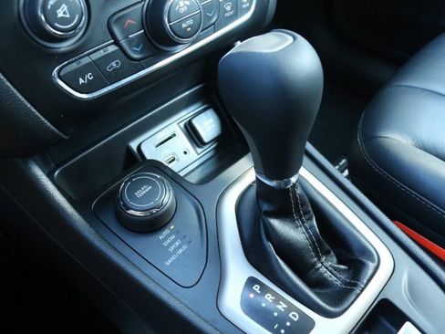 Used 2017 Jeep Cherokee Limited image 27