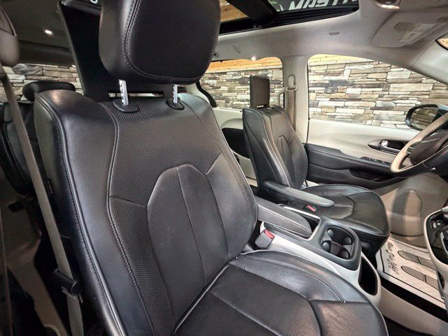 Used 2017 Chrysler Pacifica Limited w/ UConnect Theater Package FWD image 16