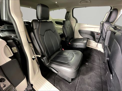 Used 2018 Chrysler Pacifica Touring-L Plus FWD image 25