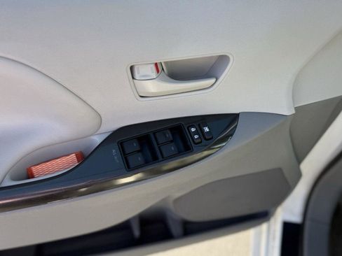 Used 2013 Toyota Sienna LE image 12