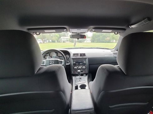 Used 2014 Dodge Challenger SXT image 18