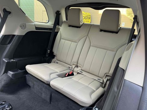 Used 2020 Land Rover Discovery Landmark image 6