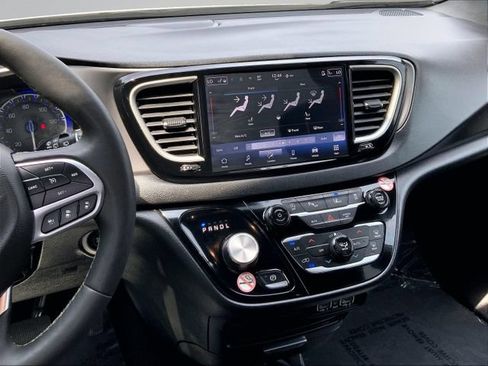 Used 2025 Chrysler Pacifica Select FWD image 20
