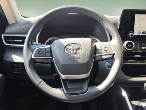 Used 2023 Toyota Highlander XLE AWD/4WD image 10
