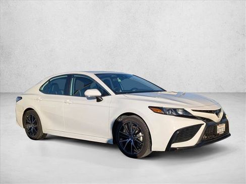 Used 2023 Toyota Camry SE image 3