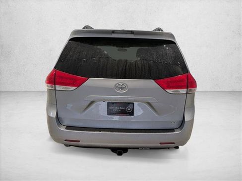 Used 2012 Toyota Sienna XLE image 7